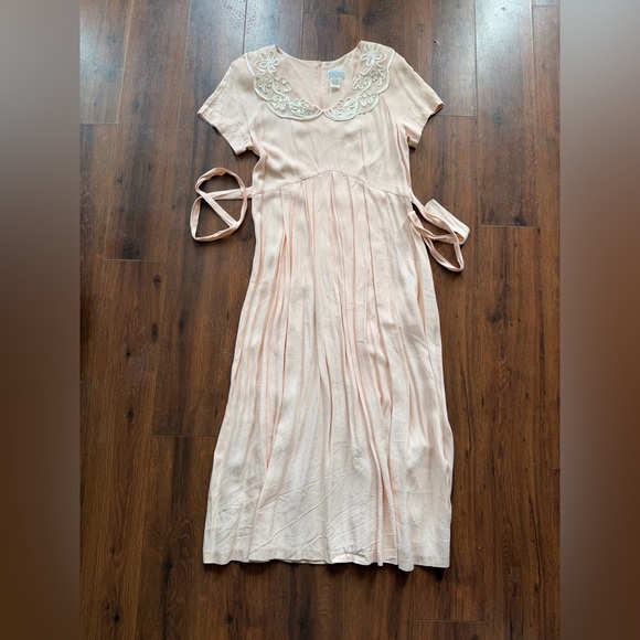 Vintage Pink Midi Dress with Embroidered Details - Picture 3 of 6